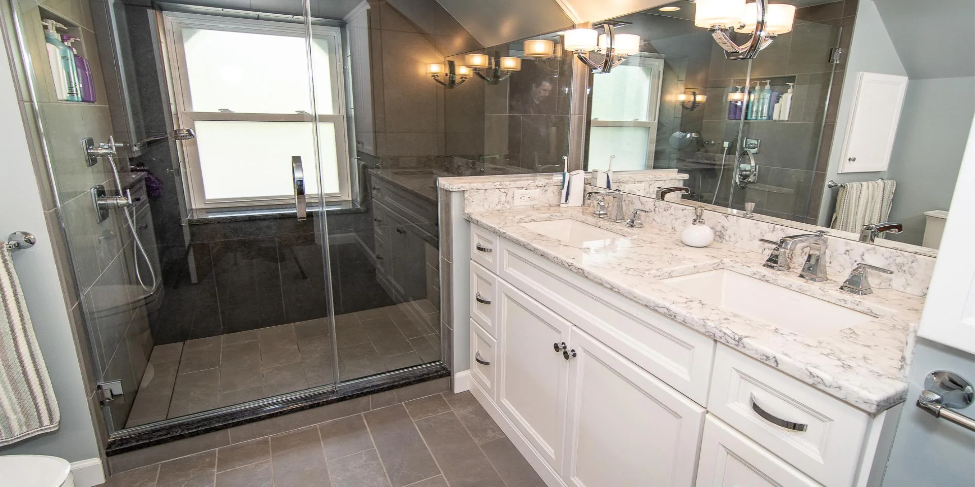 A Danken bathroom with a walk-in shower